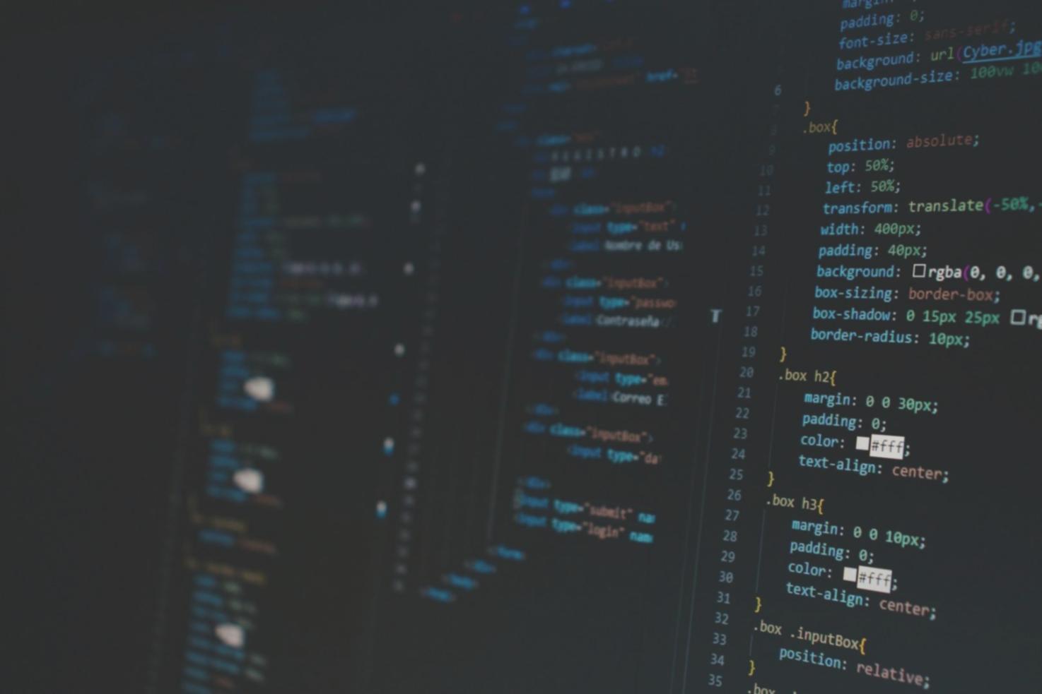 Moderne Lernumgebung mit technischer Ausstattung für KI-Training